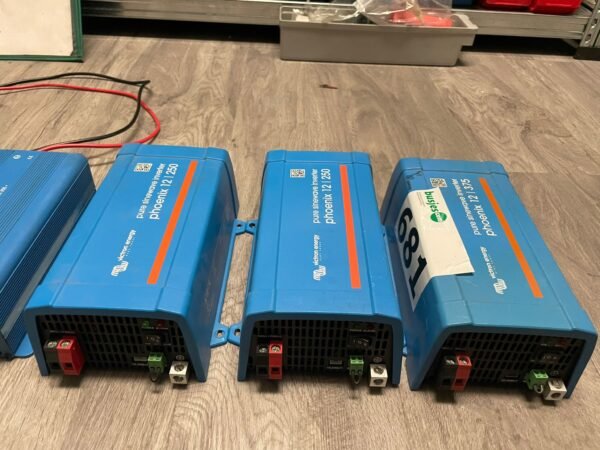 Gebruikte Victron omvormers 7x | nr 681 | getest - Afbeelding 9